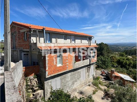 Villa de 4 dormitorios en el pueblo de Possacos, con buen acceso, a solo 5 minutos de la ciudad de Valpaços. Esta propiedad con 200 m2, consta de una gran entrada/patio, planta baja, primer y segundo piso. Consta de un pasillo, recibidor, dos cocinas...