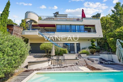 Located only 20 minutes from the Saint Lazare train station and 10 minutes walk from the train station, the city center of Herblay, shops and schools, this beautiful architect's house from 2011 in a residential area, offers an exceptional living envi...