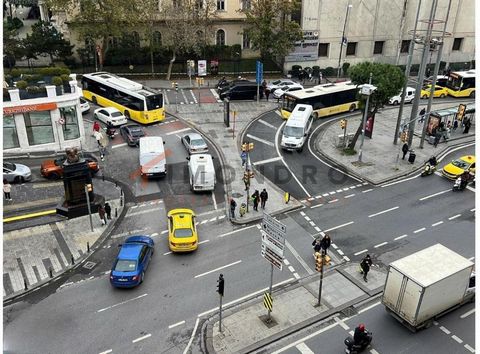 Die Eigentumswohnung befindet sich in Sisli. Sisli ist ein Bezirk auf der europäischen Seite Istanbuls und zählt zu den bevölkerungsreichsten und zentralen Bezirken der Stadt. Es ist umgeben von den Bezirken Beyoglu, Kagithane, Sariyer, Eyup und Besi...