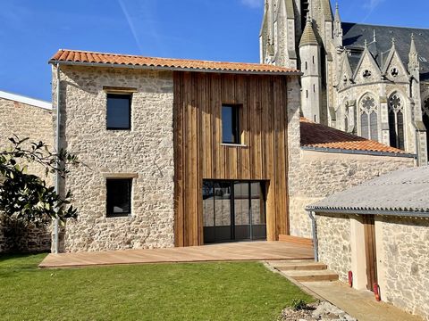 Belle maison en pierre totalement remise à neuf. Elle offre un espace de vie de 54 m2, cinq chambres, dont une au rez-de-chaussée, quatre salles d'eau, une buanderie. Jardin clos de murs, avec 50 m2 de jolies dépendances en pierre. Une situation idéa...