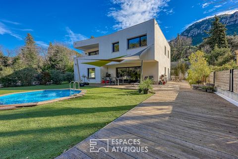 Nestled in a green setting in Toulon in the Var, this contemporary villa from 2018 seduces with its clean lines and modern architecture. With a living area of 240 m2, it rises in the heart of a landscaped plot of 1,300 m2, offering a pleasant living ...