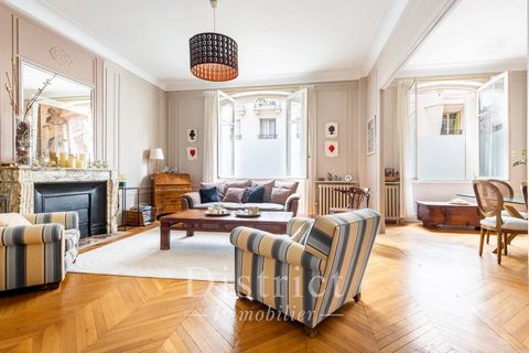 This apartment in excellent condition is on the ground floor of a luxurious Art Deco-style building with a caretaker located near les Invalides, the Champ-de-Mars and lively rue Cler. Offering 180.67 sqm of living space as defined by the Carrez Law, ...