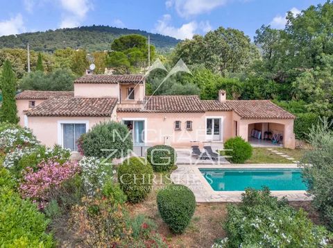 Villa on 1550 m² of land, offering 190 m² of living space (254 m² of usable space including the double garage, pool house and roof terrace). 56 m² of reception rooms (with fireplace) are on the same level as the terrace overlooking the swimming pool....