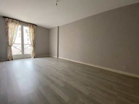 Discover this T2 of 40.45 m2 in a secure senior residence in the heart of Limoges. This apartment is currently rented at 600 euros excluding charges + 700 euros provisions on charges. This apartment consists of an entrance hall with cupboard, an equi...