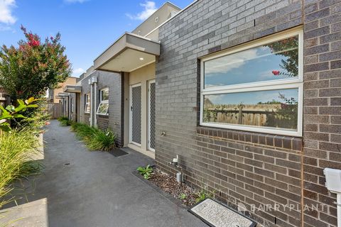 Als u op zoek bent naar onderhoudsvrij wonen en gemak, dan is deze stijlvol gepresenteerde, fris geschilderde en centraal gelegen herenwoning er een die u wilt inspecteren. Winkels, cafés en het station liggen praktisch voor de deur. Op een paar minu...