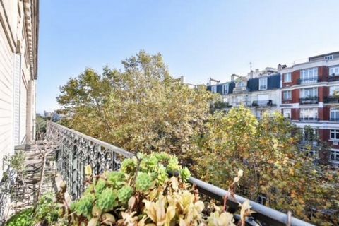 Just a stone's throw from Hôpital Bichat, the HAMILTON in Paris agency presents : In the heart of a very attractive 1900 co-ownership, this duplex crossing flat with very beautiful volumes, bright with a clear view, located on the 4th and 5th floor w...