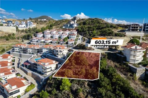 This 603.15 m2 plot in Dalkılıclı, Kargicak, offers a unique opportunity for residential or investment purposes. Located 3.5 km from the beach, the land features unobstructed views of the sea, Alanya Castle, and the city, providing an idyllic setting...