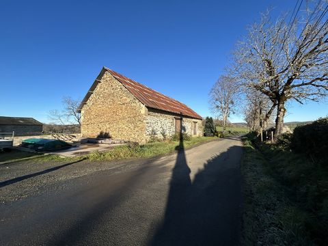 SOLE AGENT IMMODU19.FR/ Barn of about 300 m2 to be rehabilitated into a dwelling on a beautiful plot of more than 3000 m2 with a view of the monédières. Features: - Garden