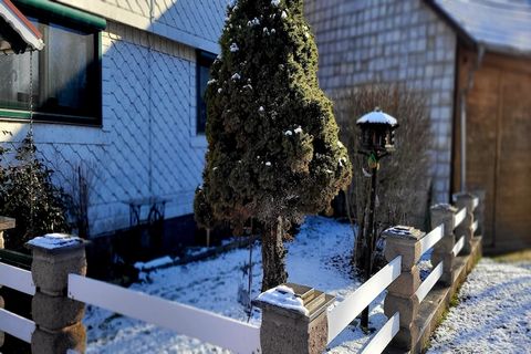 Diese hell und modern eingerichtete Ferienwohnung liegt im Erdgeschoß eines gepflegten Hauses in Ernstroda, einem Ortsteil von Friedrichroda. Ein kleiner Garten lädt zum Verweilen ein. Die voll ausgestattete Küche, eine Waschmaschine, ein Boxspringbe...