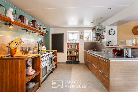 Located in the heart of La Flotte-en-Ré, this charming typical village house benefits from an exceptional location, in the immediate vicinity of the port and all shops. This character house offers a generous surface area, ideal for welcoming family a...