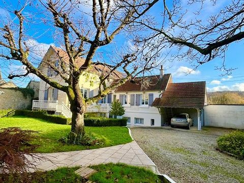 A visit is a must: Cristina CASALINHO offers you this magnificent property. Located: AXE Compiègne/Soissons close to shops, schools and college, Remains with a lot of charm. MAIN HOUSE: ON THE GROUND FLOOR: - 1 very nice dining room with its pellet s...