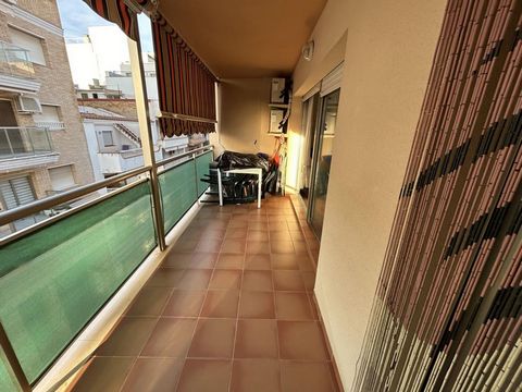 Charmant appartement te koop in Sant Carles De La Rapita, aan het prachtige Playa de Juanito. Dit gezellige appartement heeft 2 slaapkamers en 2 badkamers en een terras dat perfect is om te genieten van het mediterrane klimaat. In tweedehands staat e...