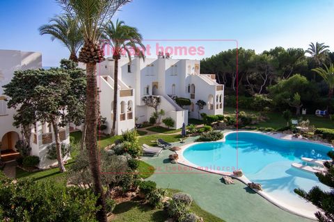 Beautiful penthouse in a beach resort.This spectacular corner of the island is right at the gates of the Punta de n’Amer natural park, with its white sand beaches, Mediterranean forest and crystal clear waters. But it is also next to Cala Millor, Cal...