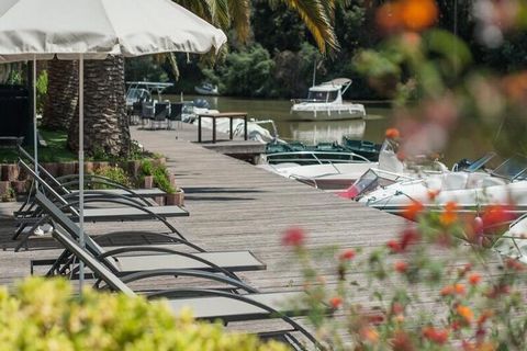 Situado en una península en un meandro del río Siagne, el Résidence Pierre & Vacances Les Rives de Cannes Mandelieu*** destaca por su ubicación atípica. Se puede llegar por carretera o por mar gracias a un pontón privado que permite atracar directame...