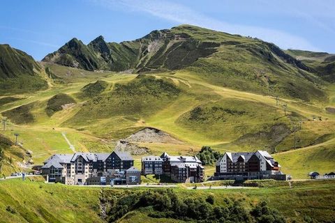 Denk groot voor uw volgende bergvakantie! De Résidence Vacancéole Privilège heet u welkom in Peyragudes, in de Hautes-Pyrénées, voor een koninklijke vakantie. Op 15 kilometer van Luchon wacht uw nieuwe paleis op u, en het heeft zijn mooiste opsmuk ge...