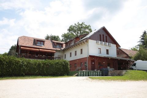 Posada popular en el corazón del Őrség Este restaurante y alojamiento bien establecido, inaugurado en 2008 y en funcionamiento continuo desde entonces, ahora está disponible para la venta debido a la jubilación de los propietarios. Situada en un luga...