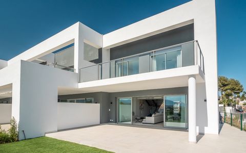 Luxusvilla mit Panoramablick auf den Golfplatz, das Meer und die Berge in Guadalmina, Marbella Entdecken Sie diese prächtige Villa in der exklusiven Urbanisation Treetops in Guadalmina, Marbella. Dieses Anwesen bietet einen atemberaubenden Blick auf ...