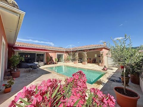 In absolute calm overlooking the Luberon, beautiful contemporary single storey house with modern and careful services. Organized around a terrace with swimming pool, it offers a large living room of 75 m2 with an open and equipped kitchen as well as ...