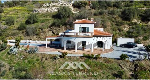 Deze onlangs gerenoveerde villa ligt op een spectaculaire plek op de Bentomiz berg in Arenas, op slechts 5 minuten van het charmante witte dorp Arenas, 20 minuten van de stranden van Algarrobo Costa en 50 minuten van de luchthaven van Málaga, en bied...