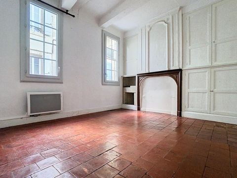 Laissez vous charmer par cette maison de rue atypique et médiévale. Toute en hauteur, elle se comporte de trois niveaux et elle est habitable immédiatement. Des travaux de rafraichissement permettront de redonner à cette maison tout son cachet, et vo...