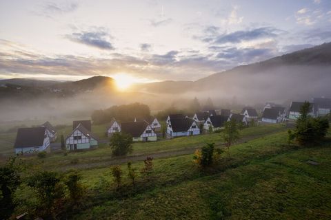 Diese großzügigen, ebenerdigen Penthouses liegen im schön gelegenen Resort Eifeler Tor. Sie erreichen den Eingang Ihres Penthouse einfach mit dem Aufzug oder über die Treppe. Das Penthouse verfügt über ein stimmungsvolles Wohnzimmer mit Flachbild-TV,...