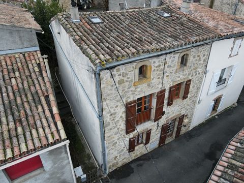 Located in a village with shops in the Haute-vallée de l'Aude, 5 minutes from Couiza and 15 minutes from Limoux, pretty stone village house tastefully renovated. With a living area of approximately 118m2, this house consists of: on the ground floor: ...