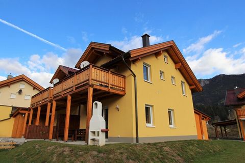 Dieses modern eingerichtete Reihenchalet befindet sich im lebendigen Kötschach-Mauthen, wenige Fußminuten vom Zentrum mit seinen Straßencafés, Läden und Essensmöglichkeiten entfernt. Das Chalet ist komplett eingerichtet und hat u.a. einen Netflix-Ans...