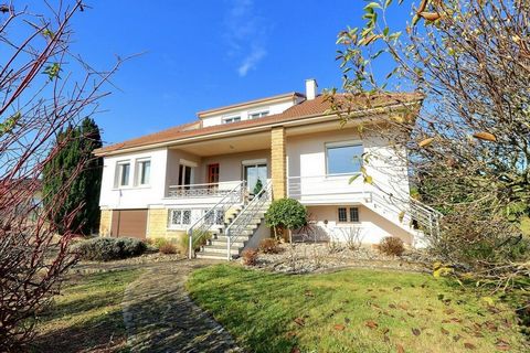 In the heart of a village with all amenities, this bright house and its plot of about 3,700 m2 buildable with outbuildings presents beautiful volumes. Located 20 minutes from Cluny and Charolles, 1/2 hour from the TGV station, the house on a complete...