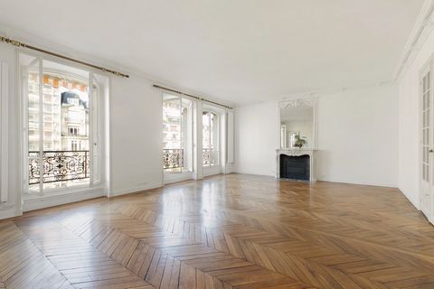 Paris 16th - Located on the fourth floor of a beautiful Haussmannian building with concierge services, this 187 m2 apartment harmoniously combines family-friendly spaces and refined reception areas. It opens onto an elegant entrance gallery leading t...