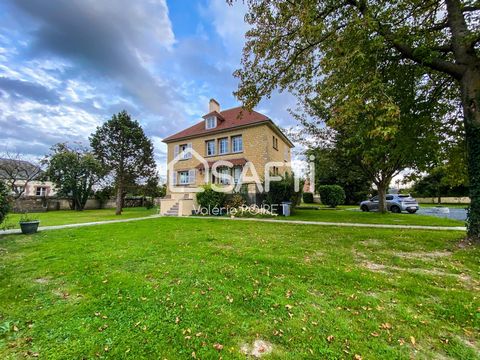 Coup de coeur assuré pour cette élégante demeure familiale de 192 m2, idéalement située sur un vaste terrain de 2168 m2, sous la bienveillance de Valérie POIRET, votre conseillère en immobilier. Cette somptueuse demeure de caractère vous envoûtera pa...