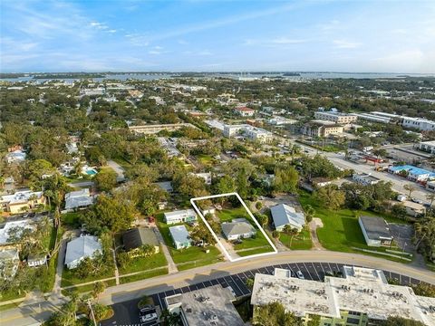 Great central Vero location, close to all your downtown favorites. This CBS duplex generates around $2,800/month in rental income from current tenants. Easy to maintain tile & terrazzo flooring. There is a 2 bedroom 1 bathroom unit and a 1 bedroom, 1...