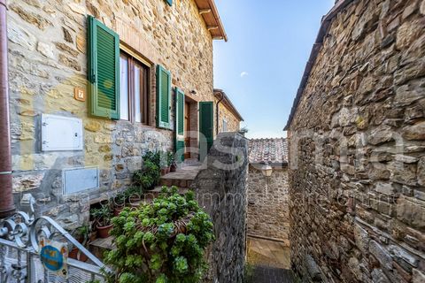 Au coeur de l'arrière-pays pisan, cette splendide propriété est située dans le charmant village de Leccia, sur la commune de Castelnuovo Val di Cecina. Immergée dans un paysage enchanteur, entourée de bois luxuriants et de la verdure à couper le souf...