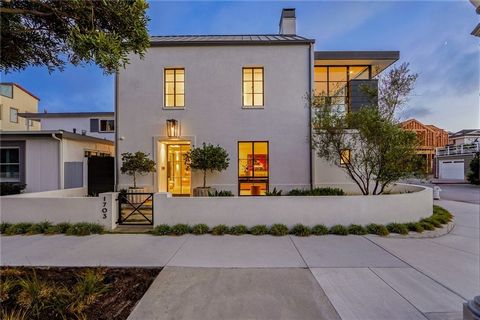 With bespoke finishes, exceptional craftsmanship, and striking architectural design this stunning seaside custom home in the Balboa Peninsula Point neighborhood of Newport Beach embodies a fusion of classic modern farmhouse design and luxury. Positio...