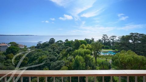 Diese geräumige Wohnung befindet sich in einer luxuriösen Residenz im Herzen von Kalifornien. Die große Eckterrasse bietet einen herrlichen Panoramablick auf das Meer, das Cap d'Antibes und den herrlichen, denkmalgeschützten Park der Wohnanlage. Die ...