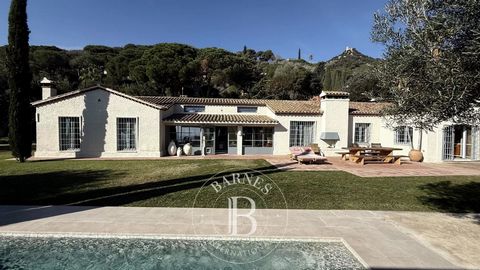 BARNES presents this spectacular property, on a single floor, with incredible sea views, and a plot of just over 5.000m2 where we find two swimming pools, basketball court, paddle court among others. This house stands out for its decoration, its Medi...