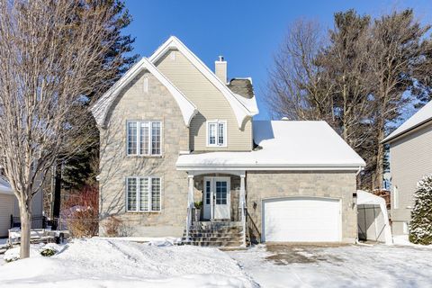 Geräumiges und helles Haus mit Junggesellen in Blainville! Entdecken Sie dieses prächtige, schlüsselfertige zweistöckige Haus in einer ruhigen und beliebten Gegend von Blainville. Erstklassige Lage in der Nähe von Grund- und Sekundarschulen, Kinderta...