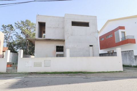 One-bedroom family house in Alvorada in need of finishing touches to your liking in order to finalise its construction on a plot with a total of 334m2 with 140m2 of implantation area spread over two floors with parking space for two cars inside the p...