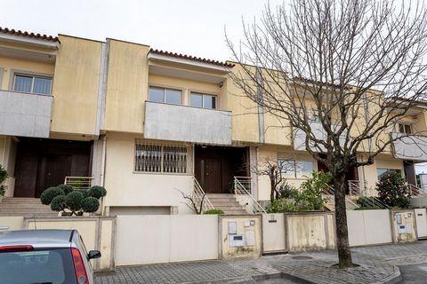 Découvrez cette fantastique maison T4 en bande, située dans un lotissement privé au bout d'une impasse à Lomar, Braga, à quelques minutes de l'emblématique Avenida da Liberdade. Nichée dans un quartier très calme et purement résidentiel, cette propri...