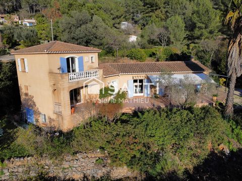 VISITE VIRTUELLE disponible sur demande. Dans un secteur campagne de Carqueiranne, au grand calme, venez découvrir cette maison provençale de 137m² édifiée sur un beau terrain de 1600m² sans aucun vis-à-vis. La maison offre au rez-de-chaussée un gran...