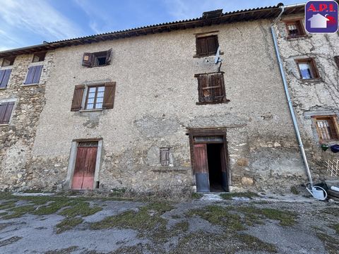 Old farmhouse to renovate in Montaillou (09) Located at an altitude of 1300 meters, in the heart of the Ariege Pyrenees, this authentic farmhouse offers an exceptional living environment, conducive to relaxation and well-being in all seasons. Montail...