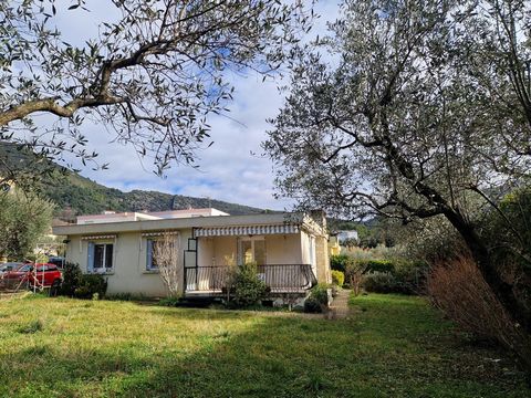 Sur les hauteurs de notre charmante commune, proche du centre-ville, venez visiter cette villa de plain pied qui vous propose une cuisine équipée indépendante, une pièce de vie suffisamment grande et lumineuse, deux chambres, un bureau, une salle de ...