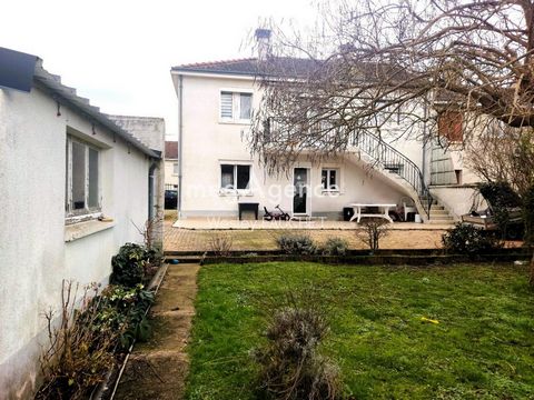 Située dans la ville de Châteauroux (36000), cette maison jouit d'une localisation convoitée proche des transports en commun tels que bus, train, et accès à l'autoroute, ainsi que des écoles, lycées, collèges, et commerces. Avec un jardin arboré de 4...