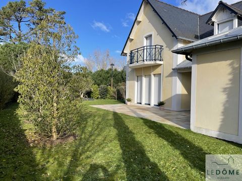 Dinard - Au pied de la plage - Dans un environnement calme et verdoyant, à l'abri des regards - Belle Maison en parfait état comprenant au rez-de-chaussée: entrée avec placard, WC, séjour-salon ouvrant sur terrasse et jardin sud, cuisine ouverte enti...