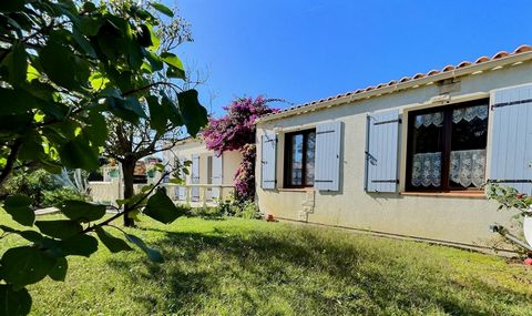 A proximité des Commerces, du Marché, du port ...et de ses Plages ... Saint Denis d'Oléron . N'attendez plus, demain il sera trop tard !!! Venez la visiter! Jolie Maison 115m² (1995) pourvue d'un beau jardin verdoyant et arboré avec sa terrasse donna...