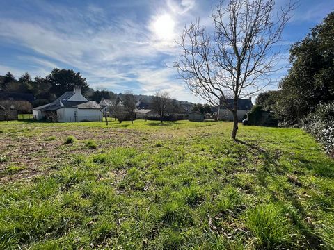 Rare ! A pied des sentiers côtiers et des plages du Golfe du Morbihan, ce très beau terrain constructible viabilisé de 1121 m2 est situé dans un secteur prisé , au coeur d'un hameau de charme. Exposé sud - En secteur UBb - raccordé au service public ...