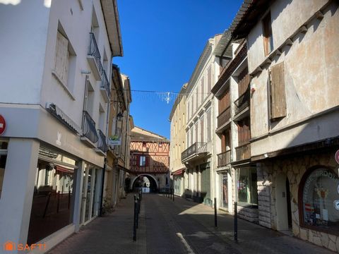 Situé à Villeneuve-sur-Lot (47300), cet immeuble s'inscrit au cœur d'un quartier dynamique, réputé pour sa convivialité et ses commodités. Profitez de la proximité des commerces locaux, des écoles et des espaces verts pour une qualité de vie quotidie...