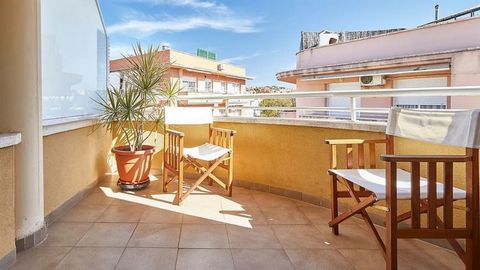 Pis a Cubelles zona SUD SUMELLA, 75 m. de superfície, 10 m2 de terrassa, 2 habitacions dobles, 2 banys, propietat a Bon estat, cuina equipada, fusteria interior de noguera, orientació nord-oest, terra de gres porcellànic, fusteria exterior d'alumini/...