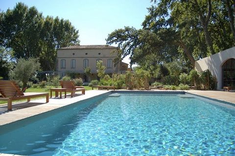 Niché entre Alpilles et Camargue, laissez vous séduire par ce magnifique domaine agricole sur 10 hectares et sa splendide maison de maîtres du XIXème siècle. Fort de 5000 m² de bâti, ce mas sera idéal pour accueillir vos plus beaux projets : 3 logeme...