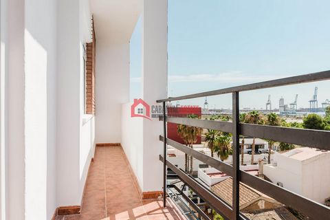 Spacieux appartement de 4 chambres à coucher avec balcon et vue sur la mer Excellente opportunité d'investissement à Nazaret ! Carrer del Tabarca, Nazaret, Valencia Ce superbe appartement de 98 m2 récemment rénové (2024) dans la Carrer del Tabarca, à...