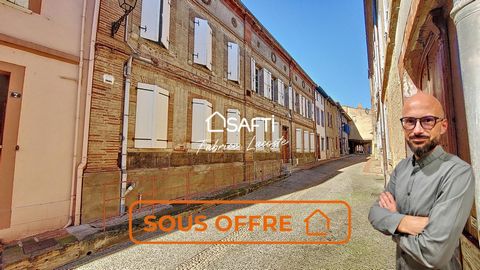 Situé à Lézat-sur-Lèze, à mi-chemin entre Foix et Toulouse, cet immeuble de rapport du XIXe siècle, de style bourgeois, offre un fort potentiel d'aménagement pour les investisseurs. Actuellement composé de 7 logements loués, il dispose d'un accès tra...